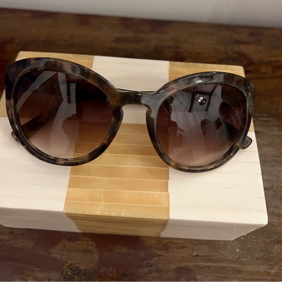 Nina Ricci sunglasses, NR3729, tortoise frames, 51/21,135, excellent condition! - Picture 1 of 8